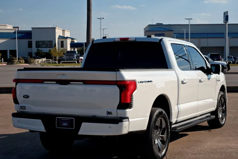 2023 Ford F-150 Lightning Lariat photo 1