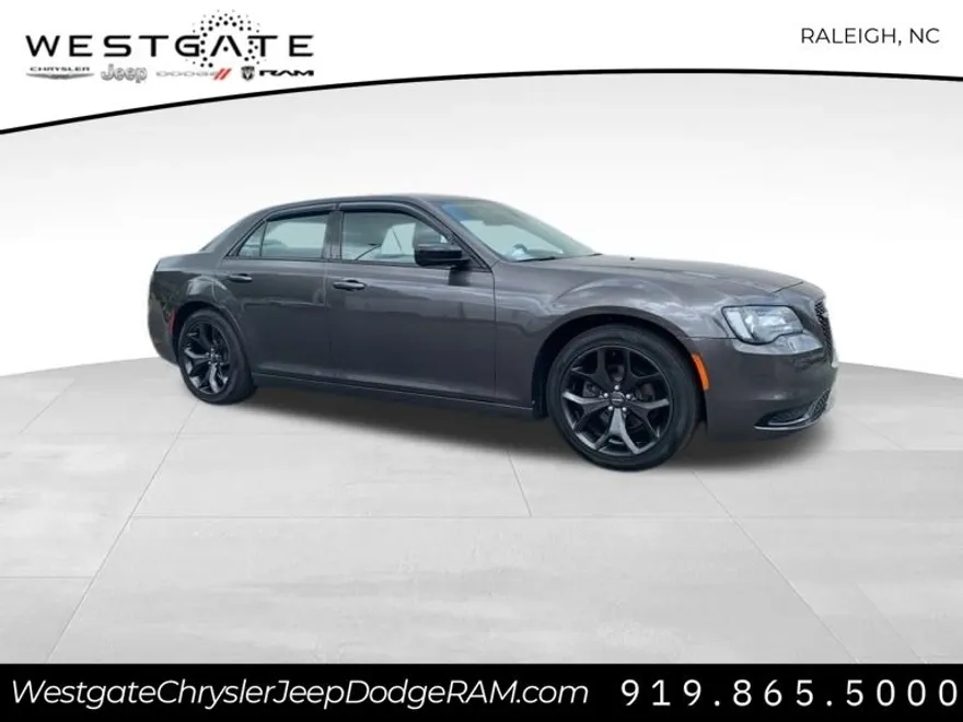 2021 Chrysler 300 Touring photo 1