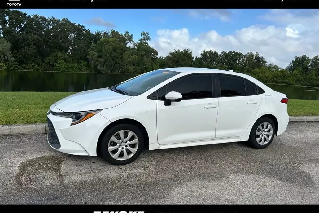2021 Toyota Corolla LE photo 1