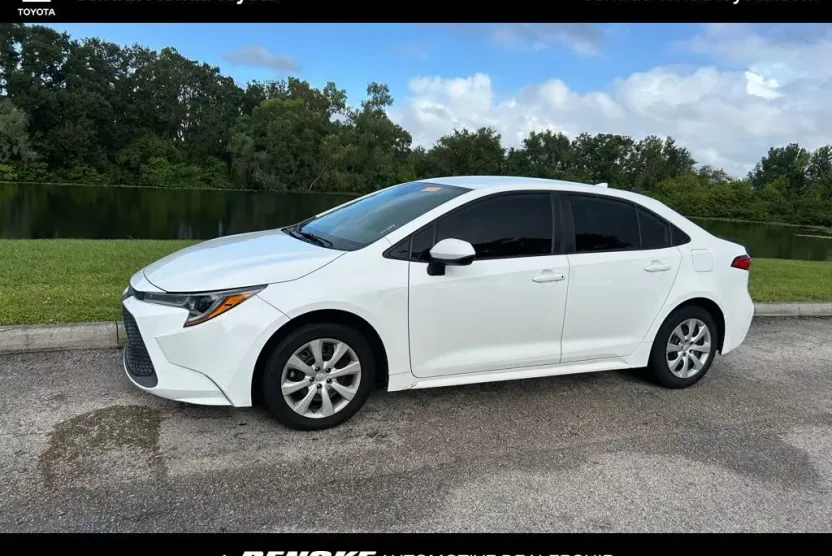 2021 Toyota Corolla LE photo 1
