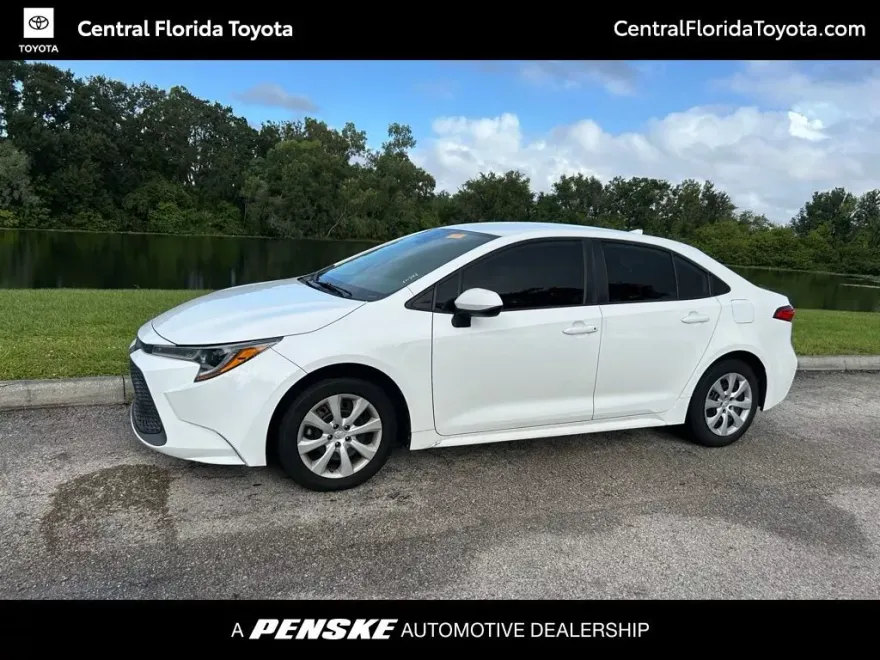 2021 Toyota Corolla LE photo 1