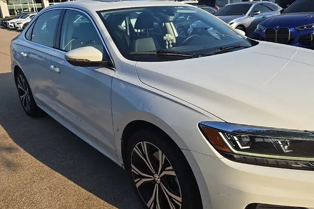 2021 Volkswagen Passat 2.0T SE photo 1