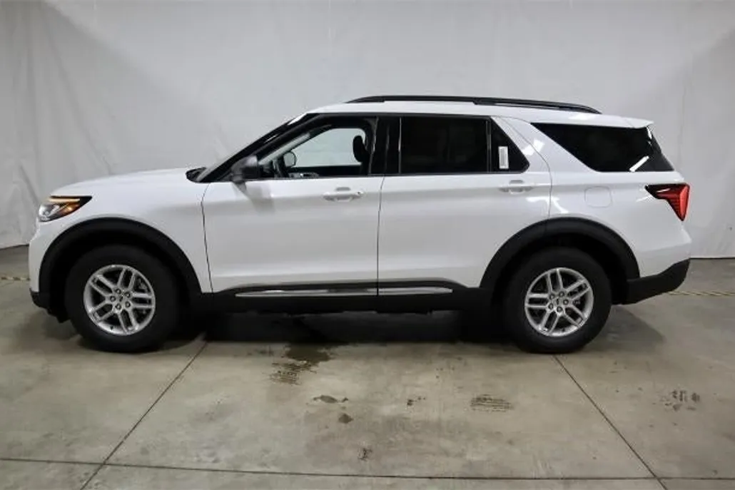 2025 Ford Explorer photo 1
