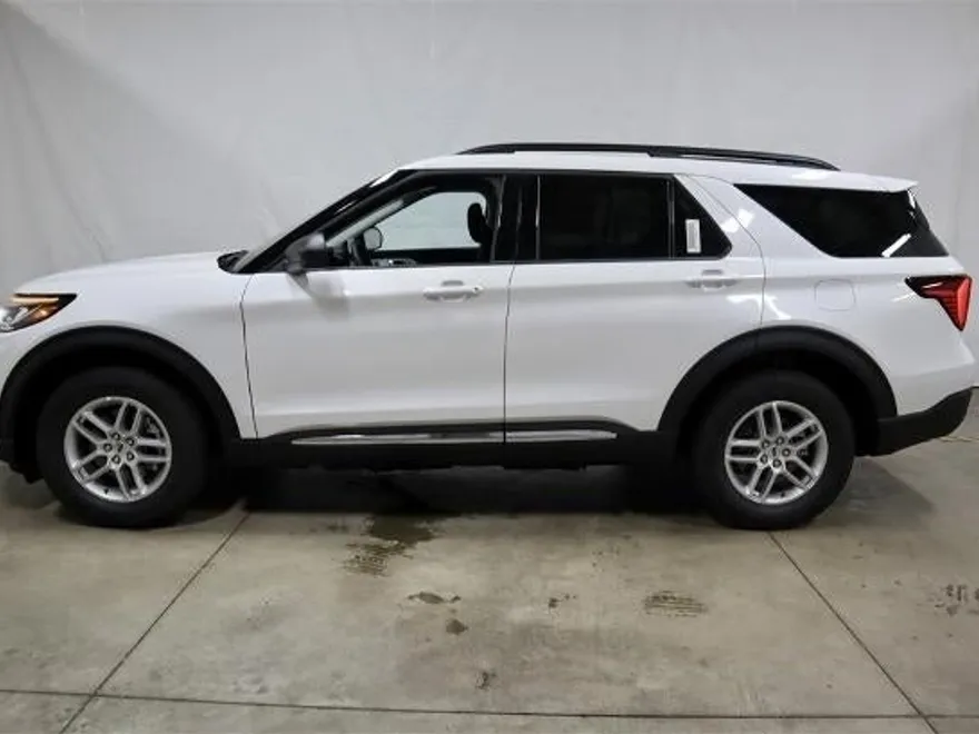 2025 Ford Explorer photo 1