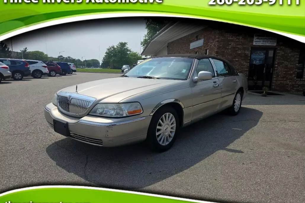 2003 Lincoln Town Car Signature photo 1