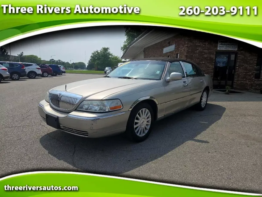 2003 Lincoln Town Car Signature photo 1