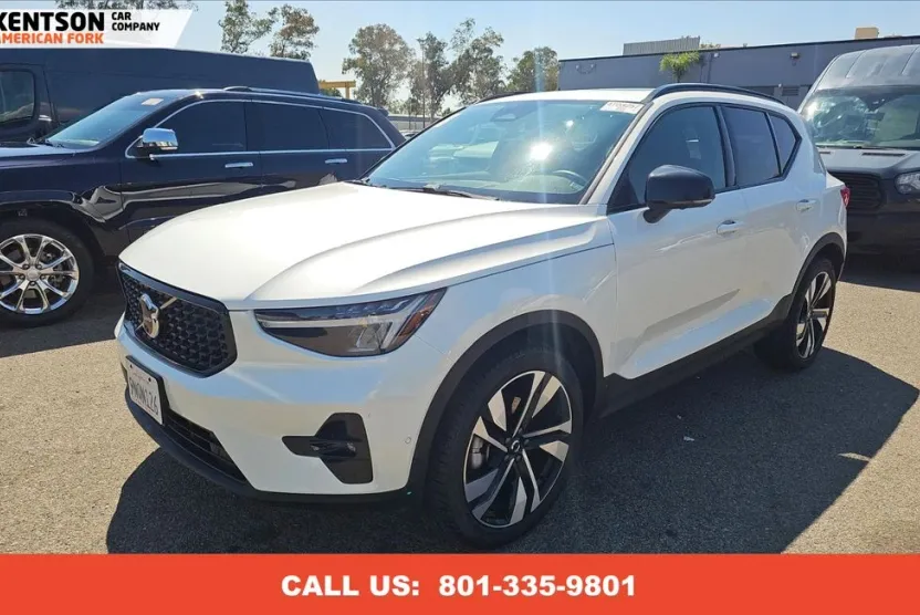2025 Volvo XC40 Plus photo 1