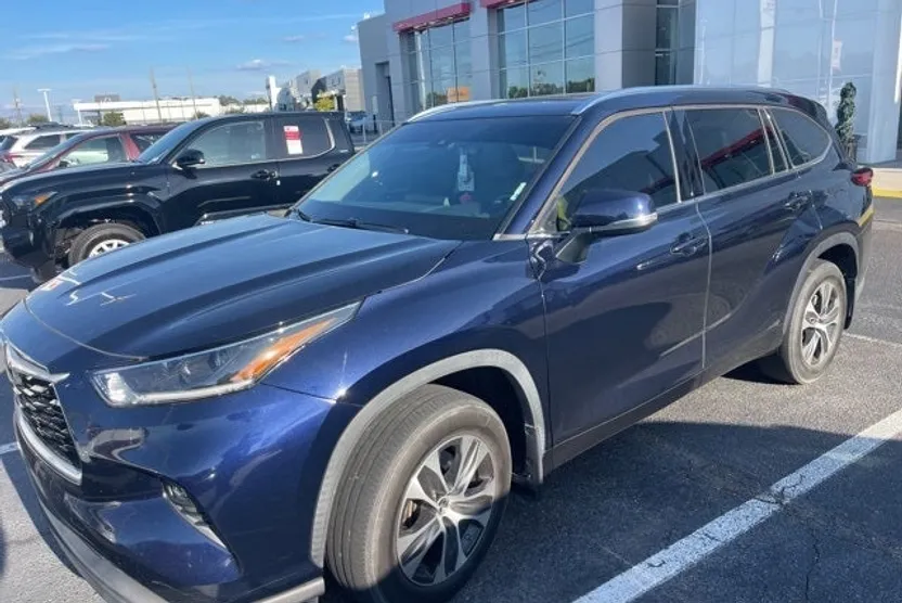 2021 Toyota RAV4 XLE photo 1