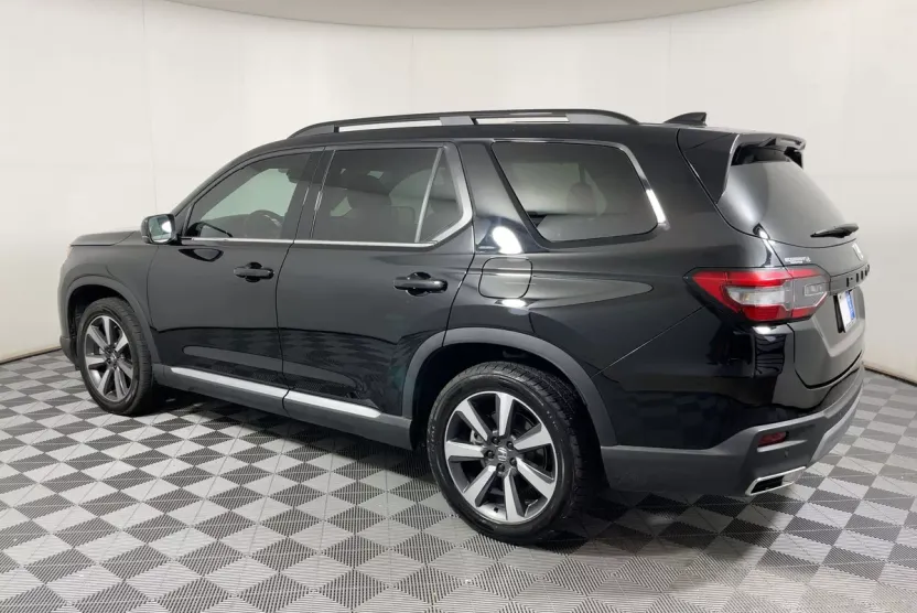 2023 Honda Pilot Touring photo 1