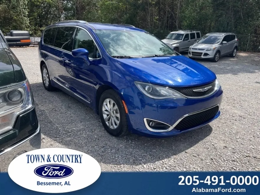 2019 Chrysler Pacifica Touring L photo 1