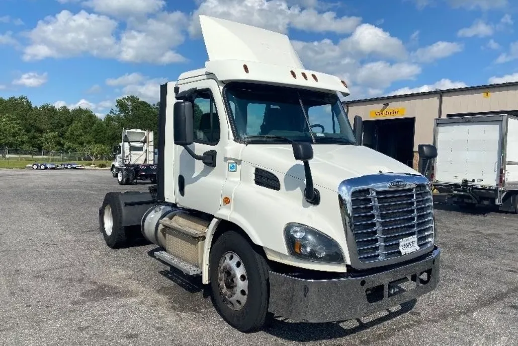 2017 Freightliner Cascadia 113" sleeper cab photo 1