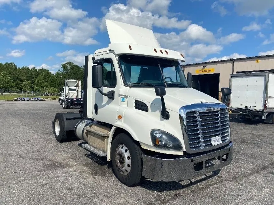 2017 Freightliner Cascadia 113" sleeper cab photo 1
