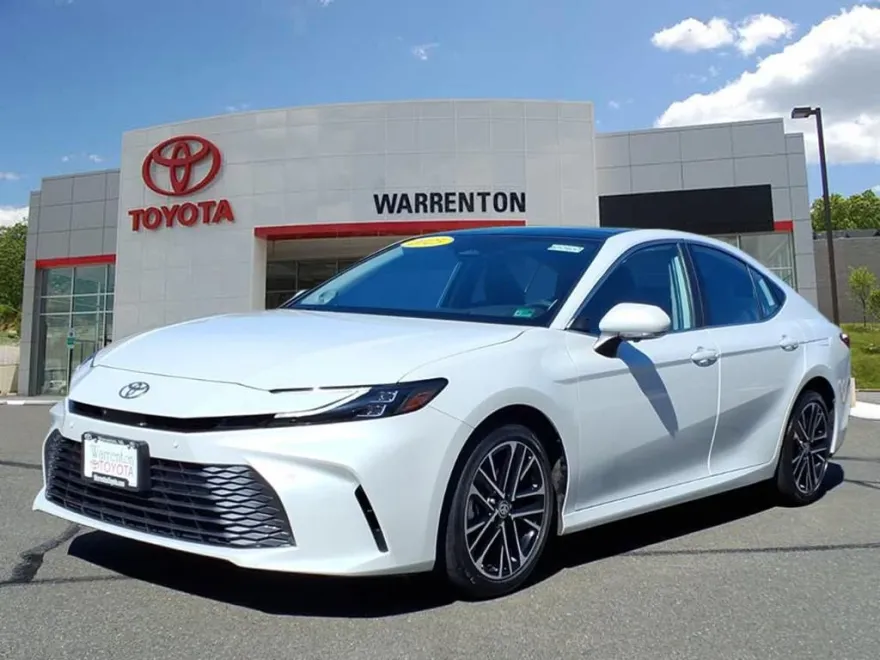 2025 Toyota Camry Hybrid XLE photo 1