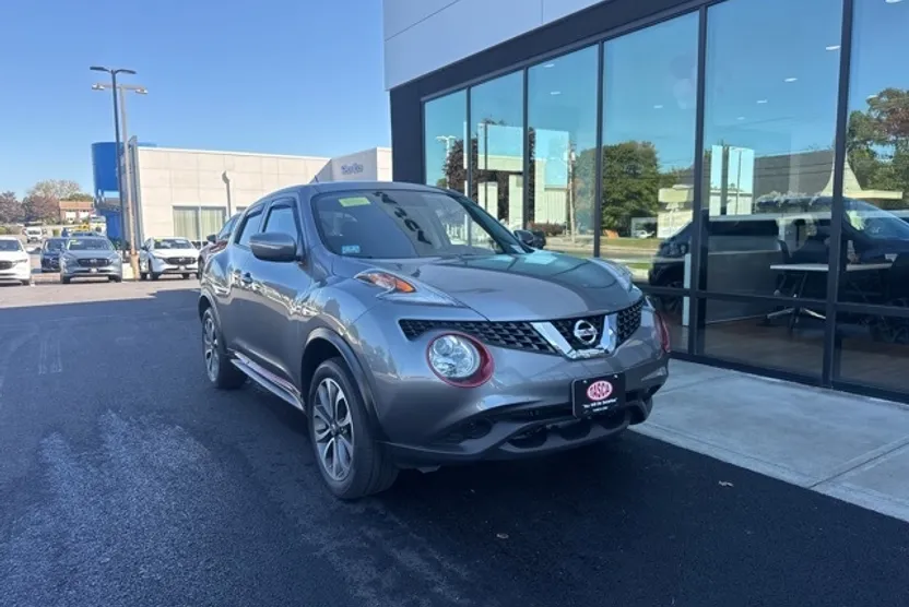 2017 Nissan Juke SV photo 1