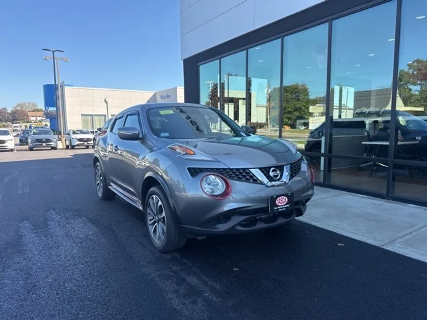 2017 Nissan Juke SV photo 1
