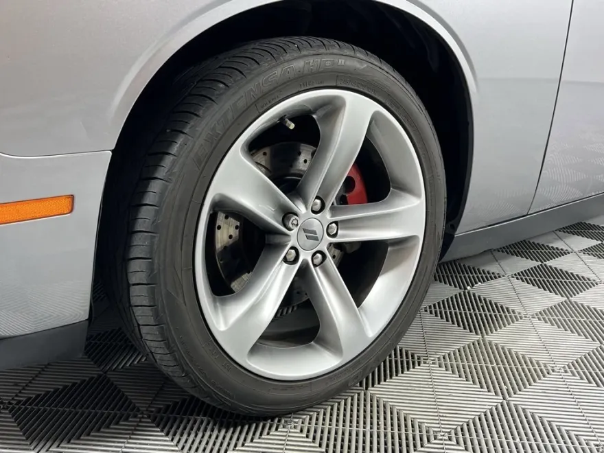 2017 Dodge Challenger SXT photo 1