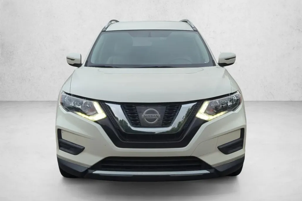 2017 Nissan Rogue SV photo 1
