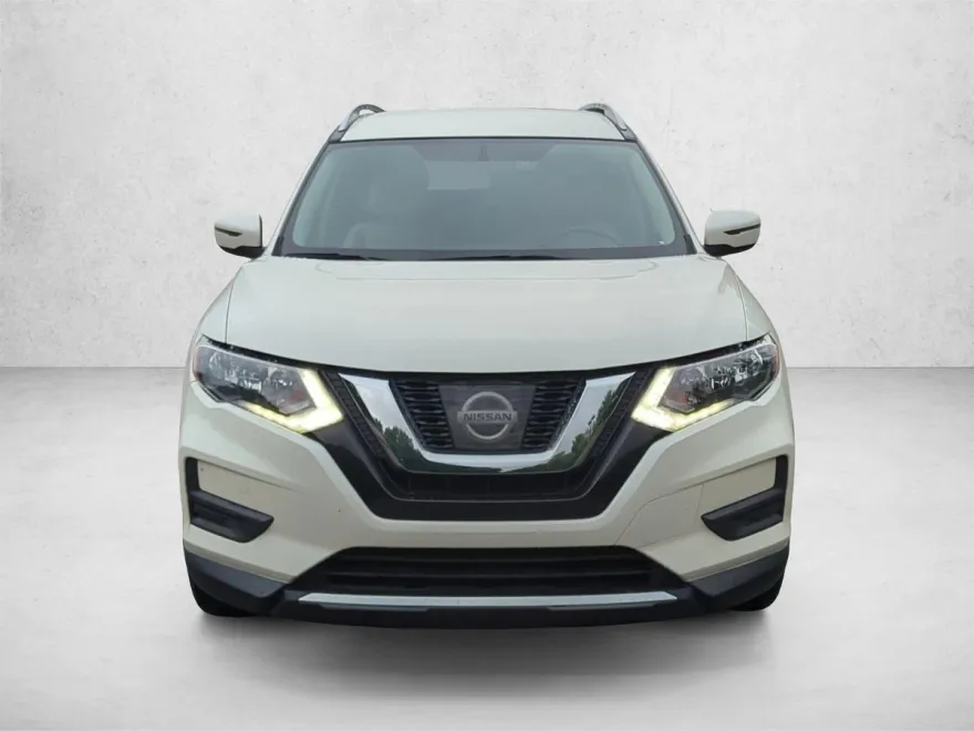 2017 Nissan Rogue SV photo 1
