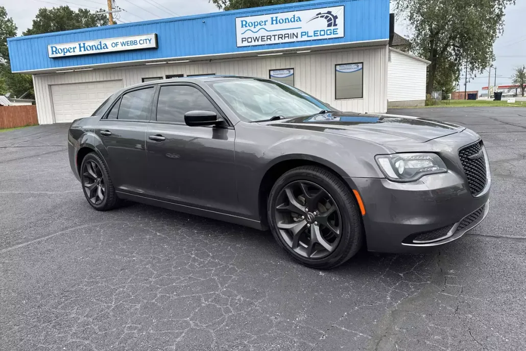 2021 Chrysler 300 Touring photo 1