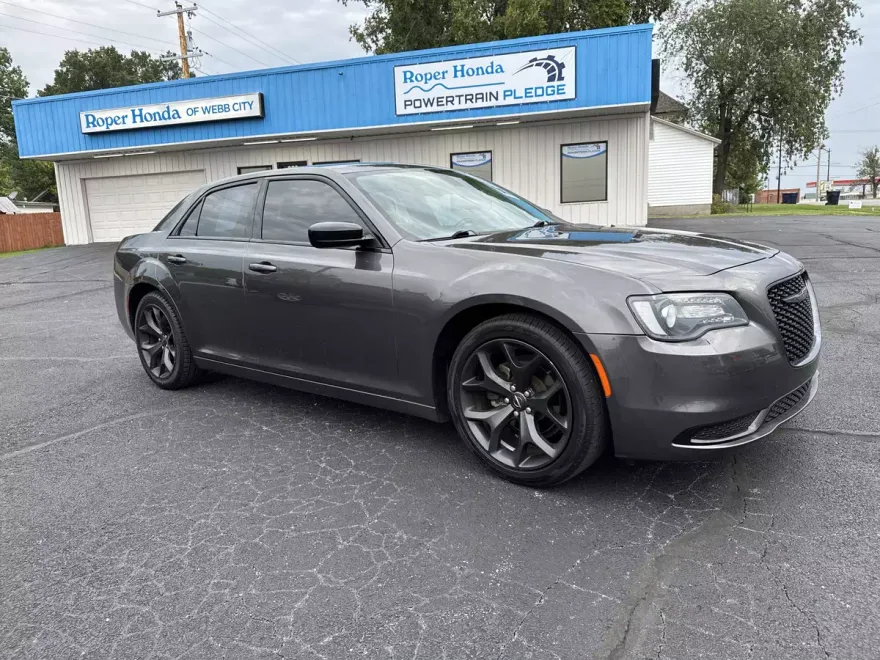 2021 Chrysler 300 Touring photo 1