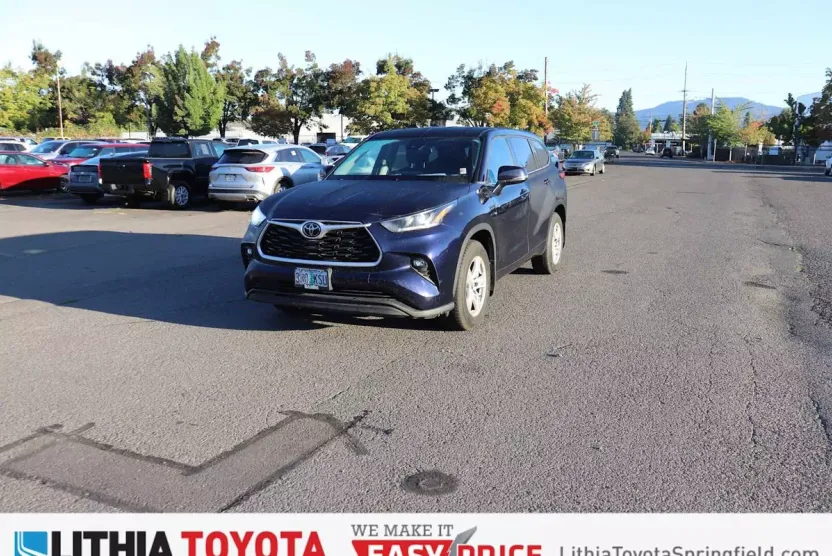 2021 Toyota Highlander LE photo 1