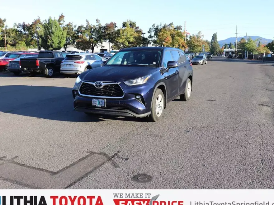 2021 Toyota Highlander LE photo 1