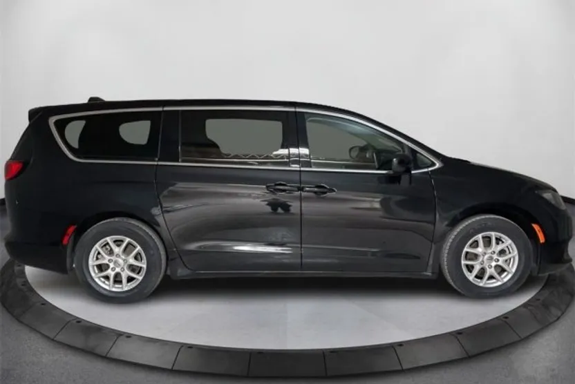 2022 Chrysler Voyager LX photo 1