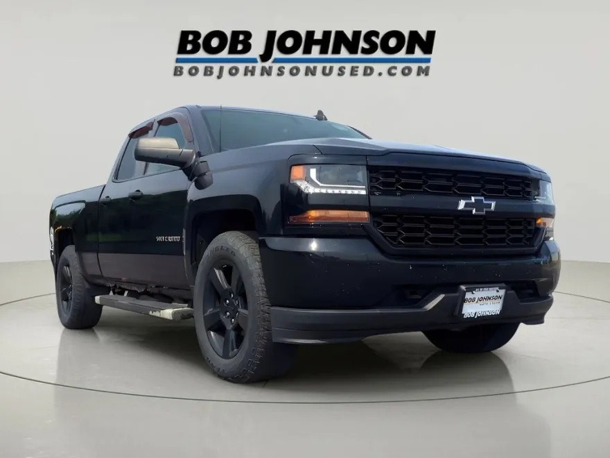 2017 Chevrolet Silverado 1500 Custom photo 1