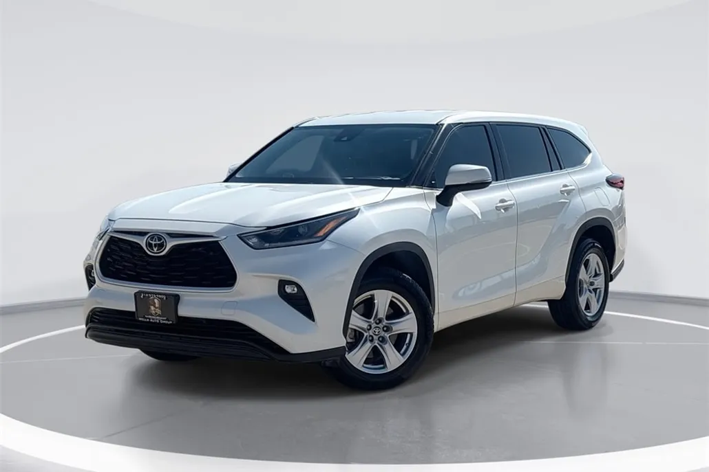2021 Toyota Highlander LE photo 1