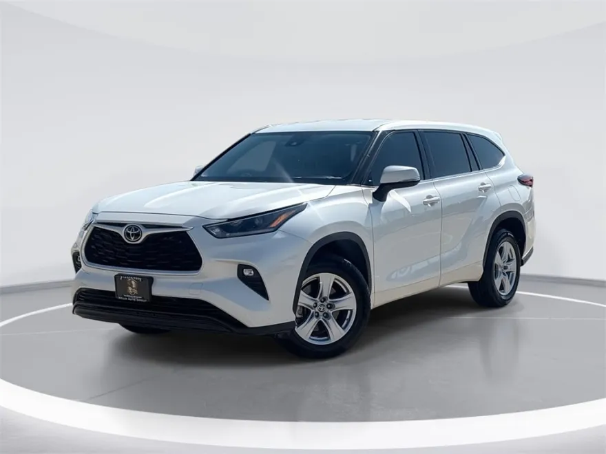 2021 Toyota Highlander LE photo 1