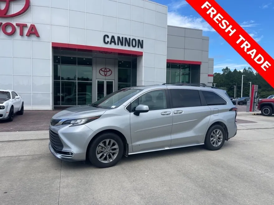 2021 Toyota Sienna XLE photo 1