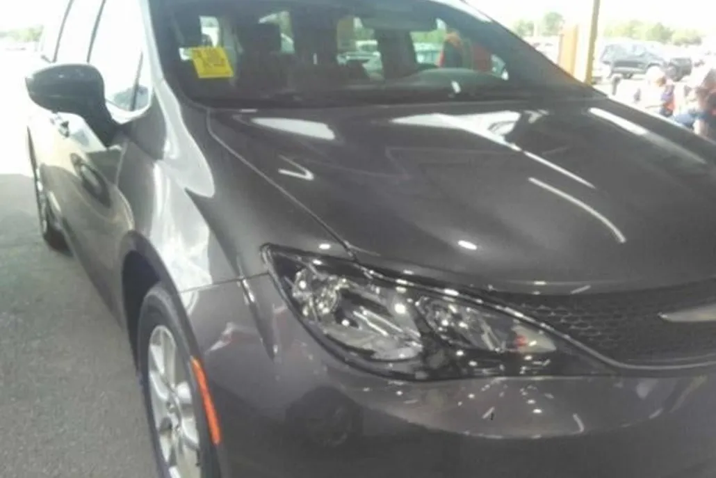 2020 Chrysler Voyager LX photo 1