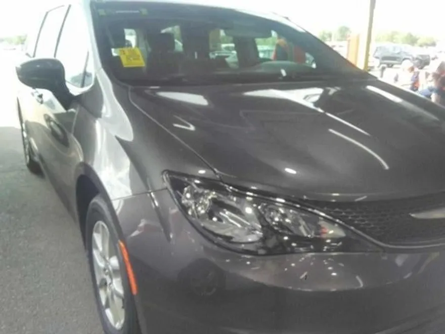 2020 Chrysler Voyager LX photo 1