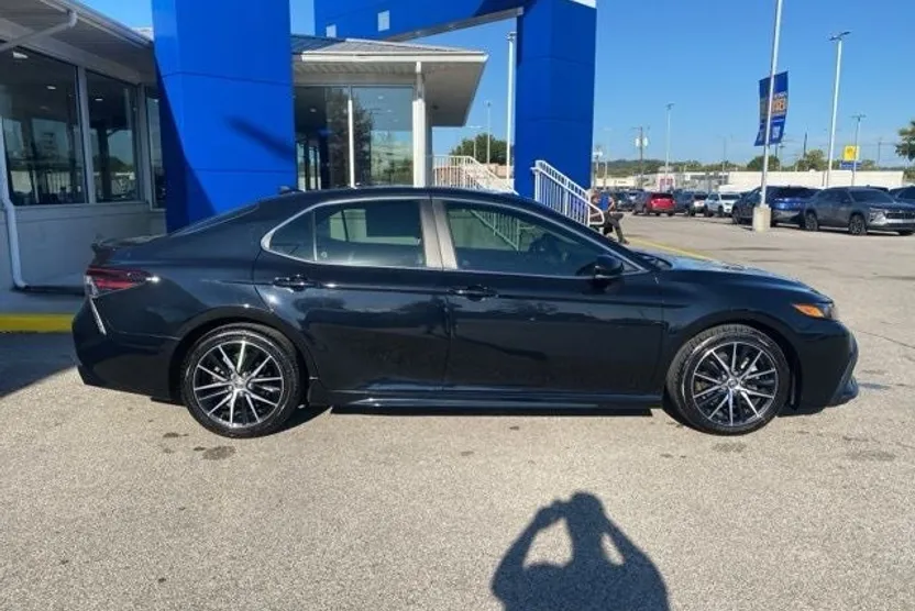 2021 Toyota Camry SE photo 1