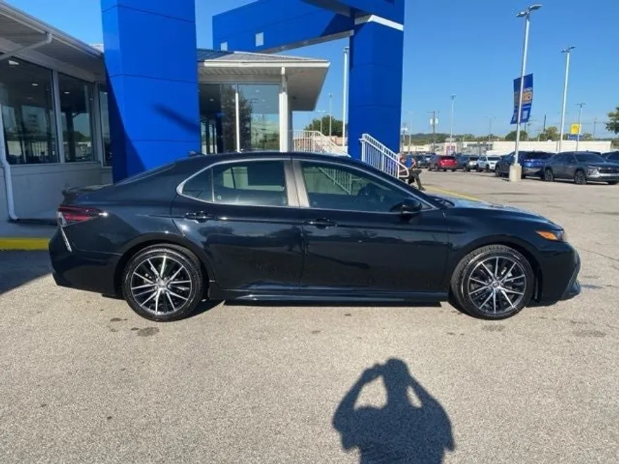 2021 Toyota Camry SE photo 1