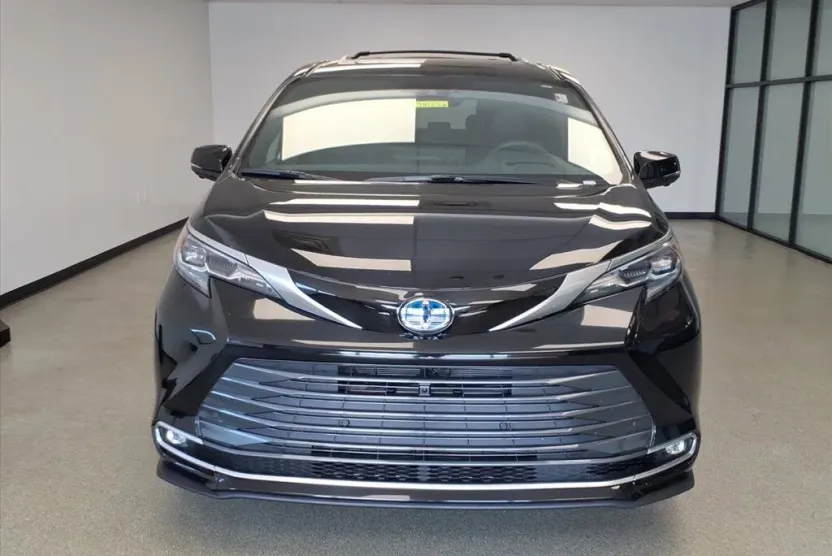 2025 Toyota Sienna Platinum photo 1