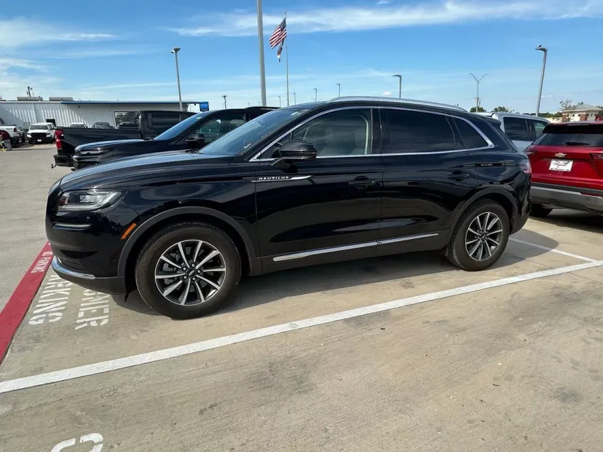 2021 Lincoln Nautilus Standard photo 1
