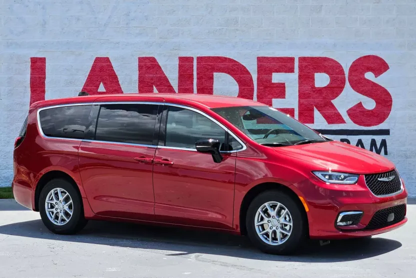 2025 Chrysler Pacifica photo 1