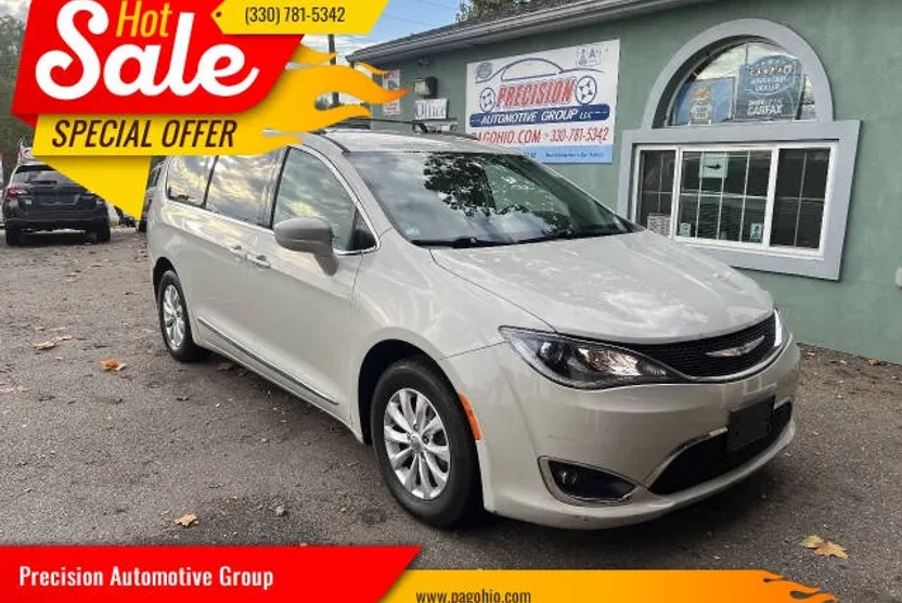 2017 Chrysler Pacifica Touring L photo 1