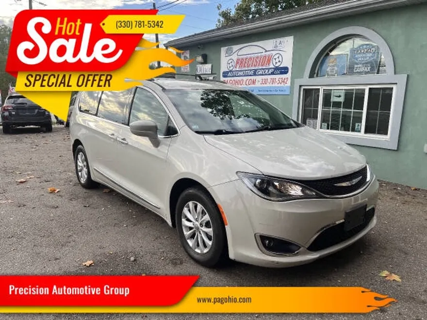 2017 Chrysler Pacifica Touring L photo 1