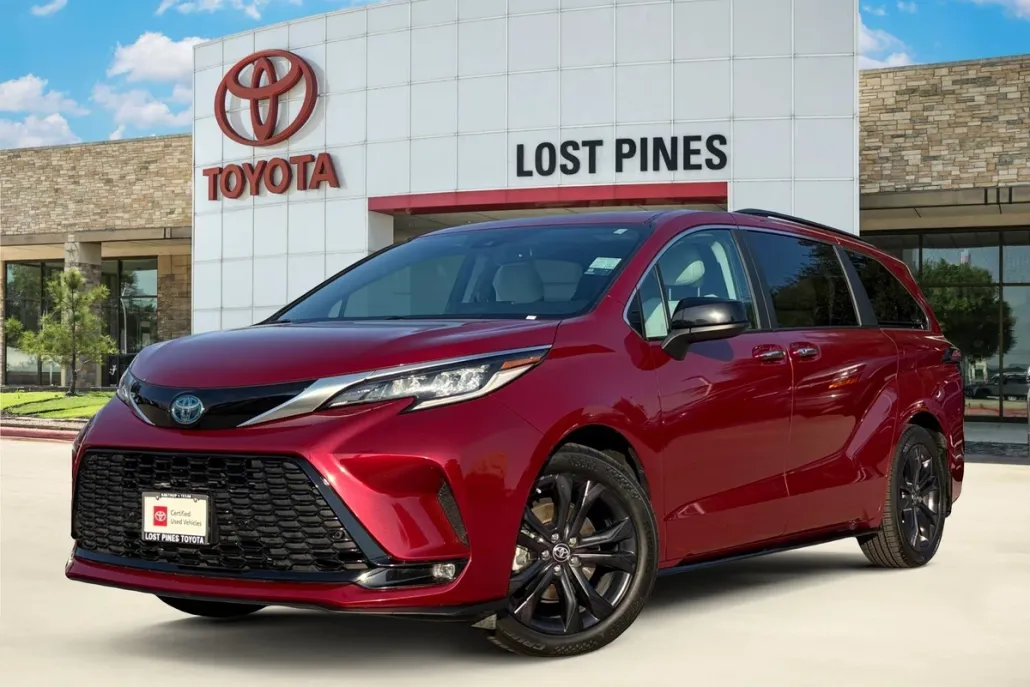2023 Toyota Sienna XSE photo 1
