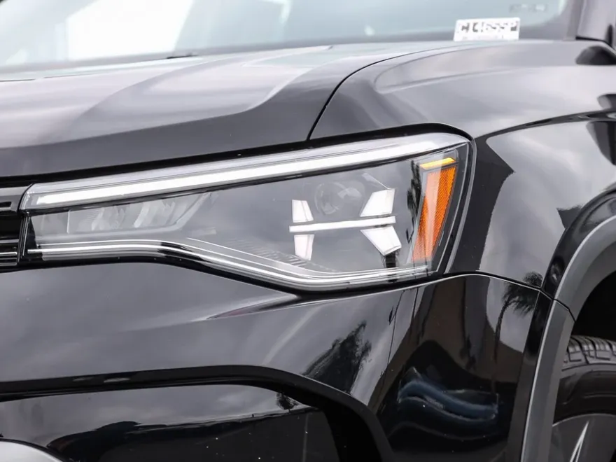 2025 Volkswagen Taos S photo 1