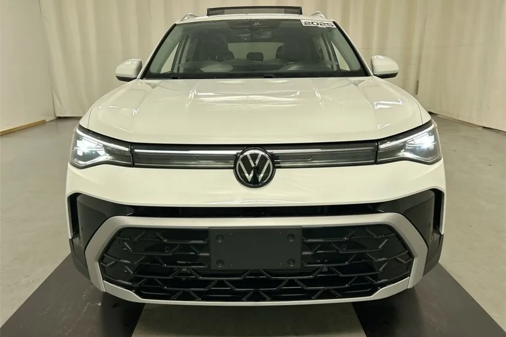 2025 Volkswagen Taos SEL photo 1