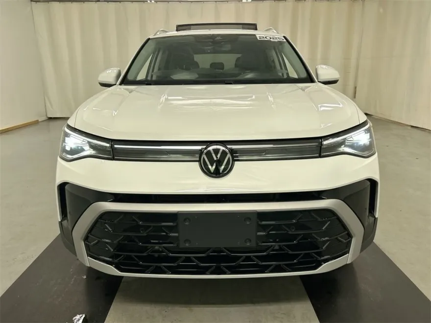 2025 Volkswagen Taos SEL photo 1
