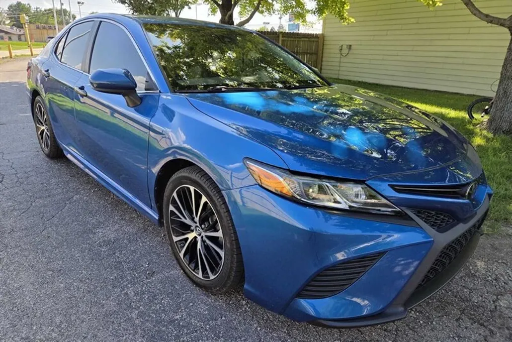 2019 Toyota Camry SE photo 1