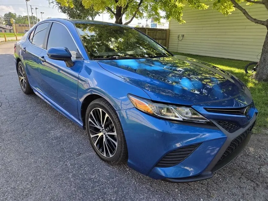 2019 Toyota Camry SE photo 1