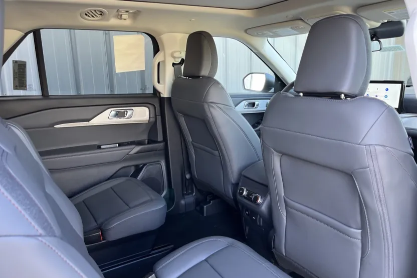 2025 Ford Explorer photo 1