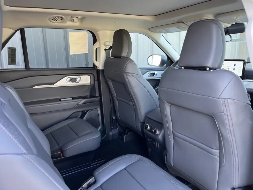 2025 Ford Explorer photo 1