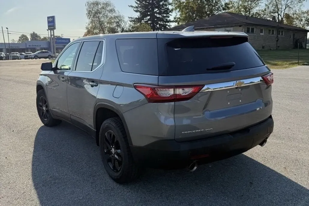 2021 Chevrolet Traverse LS photo 1