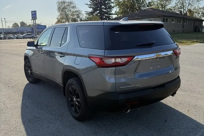 2021 Chevrolet Traverse LS photo 1
